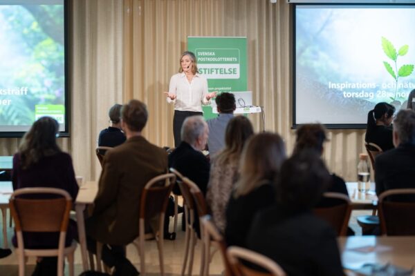 Marie Dahllöf presenterar Postkodlotteriets Stiftelse på en inspirationsträff för den svenska miljösektorn