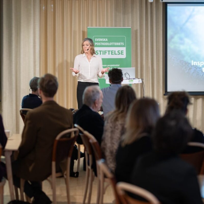 Marie Dahllöf presenterar Postkodlotteriets Stiftelse på en inspirationsträff för den svenska miljösektorn