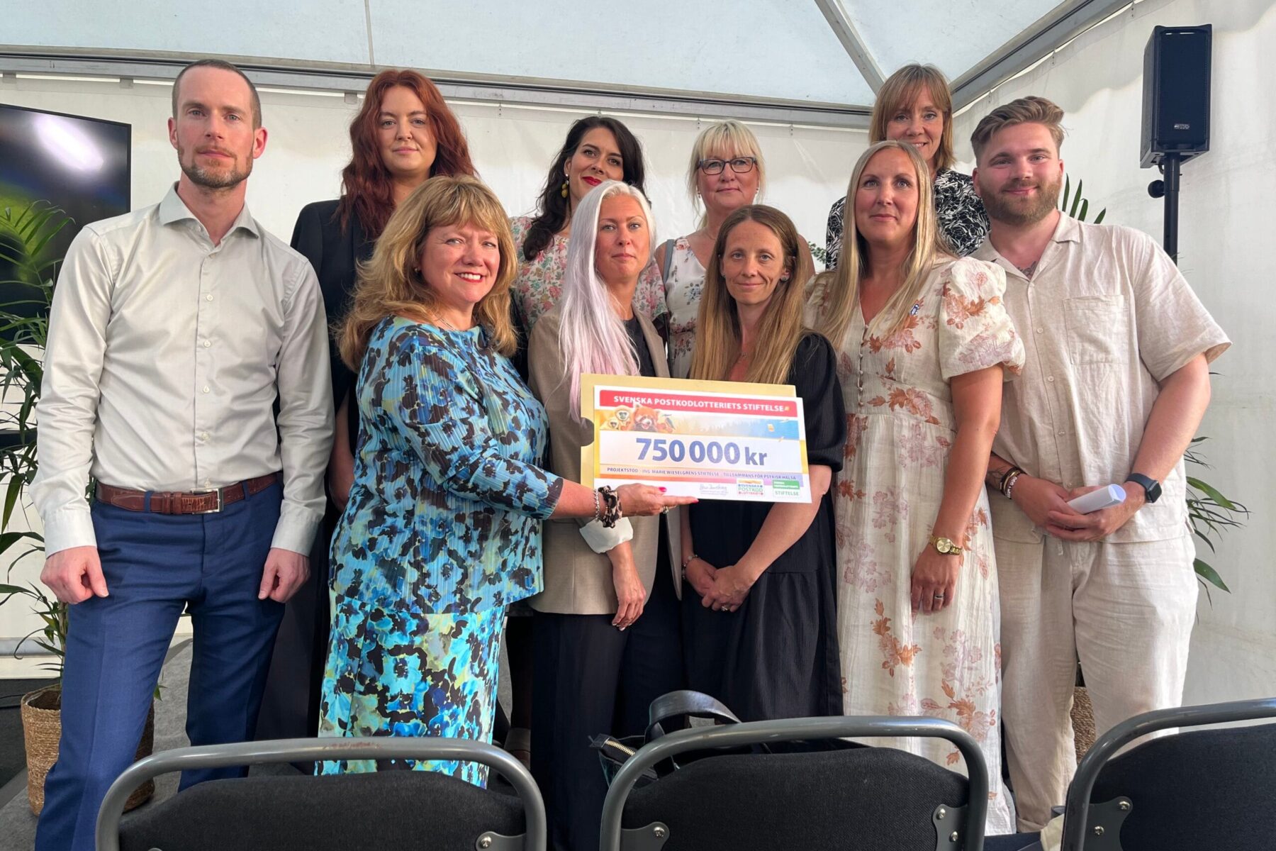 Gruppbild när IMW Stiftelse tog emot stöd från Postkodlotteriets Stiftelse