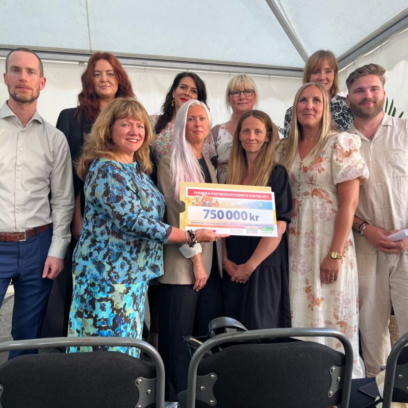 Gruppbild när IMW Stiftelse tog emot stöd från Postkodlotteriets Stiftelse
