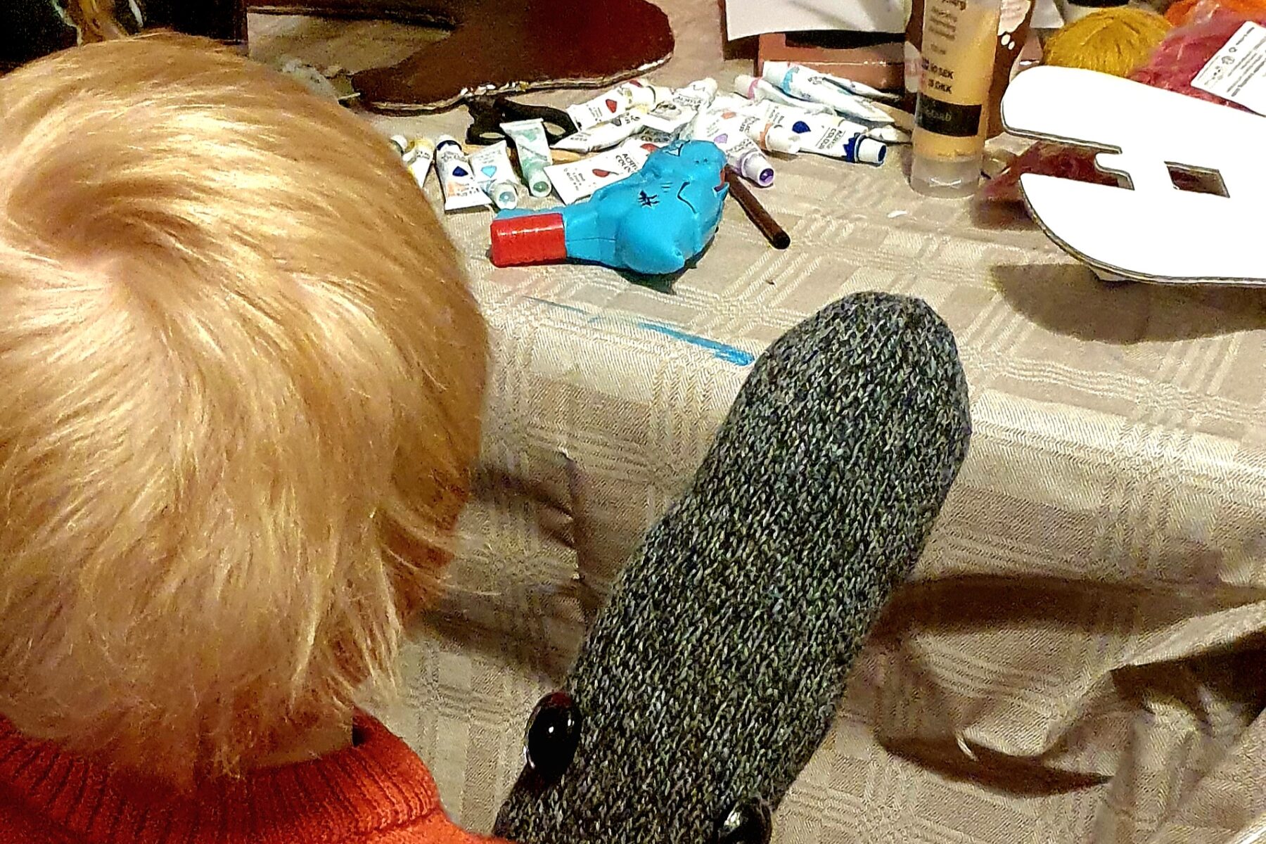 pojke tillverkar käpphäst